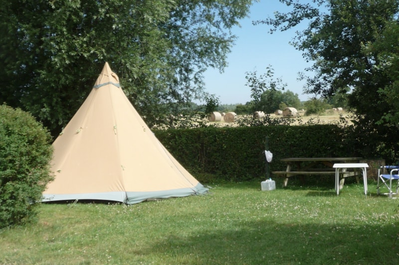 Pitch only CYCLIST + TENT (80m² pitch with picnic table: electricity extra)