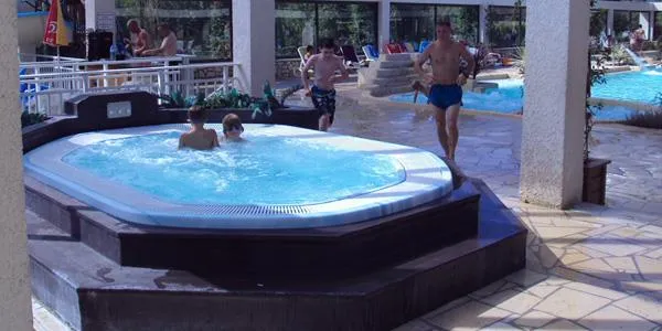 Camping Marvilla Parks - La Croix du Vieux Pont