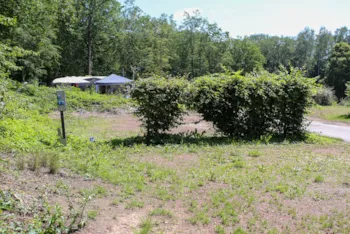 Stellplatz - Pitch 2 Umbrellas | 85M² | With Electricity – - Camping Marvilla Parks - La Croix du Vieux Pont