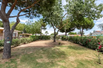 Stellplatz - Pitch 4 Umbrellas | 120M² | With Electricity - - Camping Marvilla Parks - La Croix du Vieux Pont