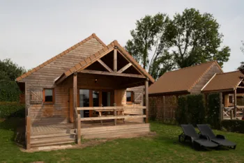 Mietunterkunft - Chalet Premium Exclusive | 73M² | Tv + Wifi| 2 Bedrooms | Covered Terrace - - Camping Marvilla Parks - La Croix du Vieux Pont