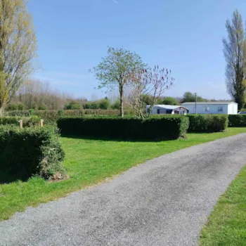Emplacement - Emplacement Confort - Emplacement De 80 À 90 M²  Avec Électricité 10A - - Camping de la Baie          Sites et Paysages - Baie de Somme