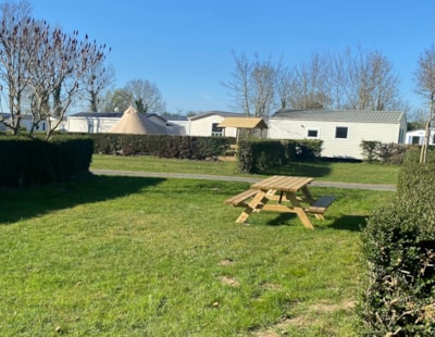 Privilege garden pitch  -  100 m² pitch with 10A electricity and table 5 pers max