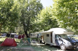 Kampeerplaats(en) - Standplaats Standard + Auto + Tent/Caravan Of Kampeerauto + Elektriciteit - Domaine de La Genèse