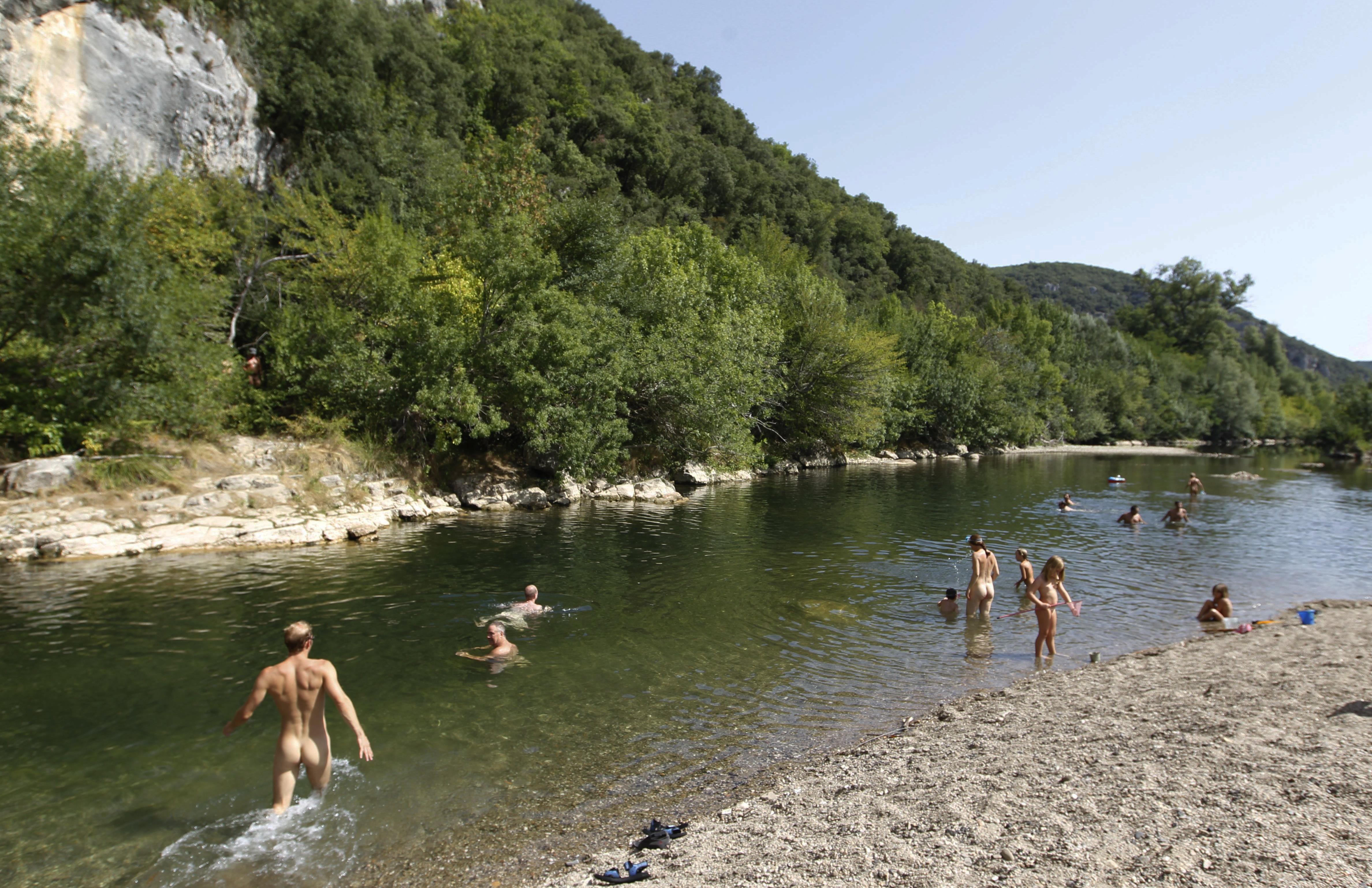 Set in the gorges of the Cèze river, the naturist campsite of La Genèse ben...