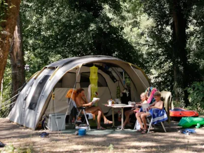 Emplacement Nu Avec Voiture, Tente Ou Caravane Ou Camping-Car