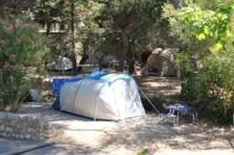 [C] Großes Zelt Oder Gruppe Von Kleinen Zelten