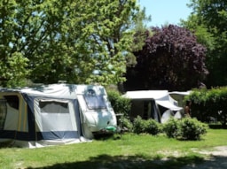Piazzole - Piazzola Confort : Tenda O Roulotte + Elettricità - Camping La Coutelière