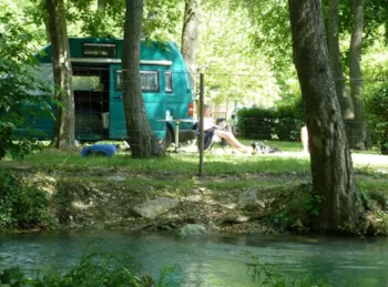 Stellplatz - Confort Fluß Xs : Stellplatz Fluß 80M2 + Elektrizität (Ausrüstung Bis 5M) - Camping La Coutelière