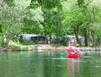 Stellplatz - Confort Fluß Familie : Stellplatz Fluß 90-100M2 + Elektrizität - Camping La Coutelière