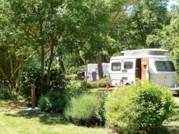Stellplatz - Confort Plus Xs : Stellplatz 80M2 + Trinkwasser + Elektrizität (Ausrüstung Bis 5M) - Camping La Coutelière