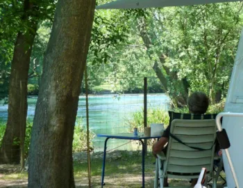 Stellplatz - Confort Fluß : Stellplatz Fluß 90-100M2 + Elektrizität - Camping La Coutelière