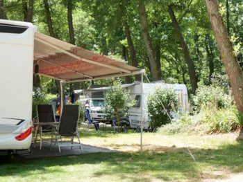 Stellplatz - Confort Plus : Stellplatz 90-120M2 + Trinkwasser + Elektrizität - Camping La Coutelière