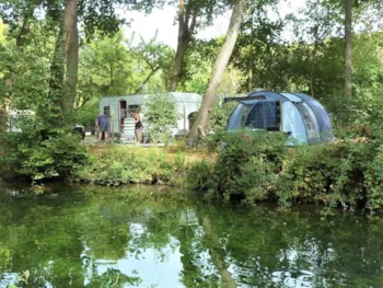 Stellplatz - Confort Fluß Familie Xl : Stellplatz Fluß 100-120M2 + Elektrizität - Camping La Coutelière