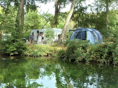 Comfort River Family Xl : Riverside Pitch 100-120M2 + Electricity