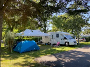 Stellplatz - Stellplatz Privileg / Stromanschluss 10 Ampere 110M² Minimum - Camping de la Plage de Cleut Rouz