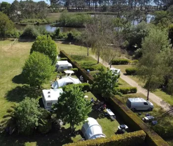 Stellplatz - Acsi Emplacement Privilege 110M² Mini/Électricité 10A - Camping de la Plage de Cleut Rouz