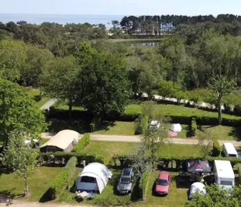 Stellplatz - Acsi Emplacement Camping 80M² Mini / Électricité 10A - Camping de la Plage de Cleut Rouz