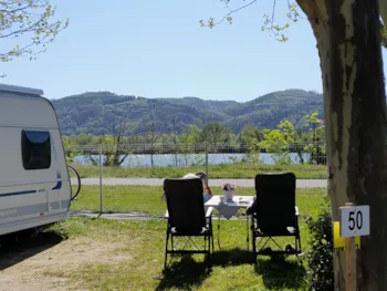 Stellplatz - Stellplatz Rhône Mit Stromanschluss - - Camping Municipal Les Iles de Silon