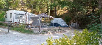 Kampeerplaats(en) - Emplacement N°48 Électricité +Eau + Évacuation + Voiture - Camping Les Terrasses Provençales