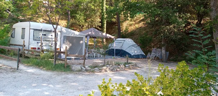 Emplacement N°48 Électricité +Eau + Évacuation + Voiture