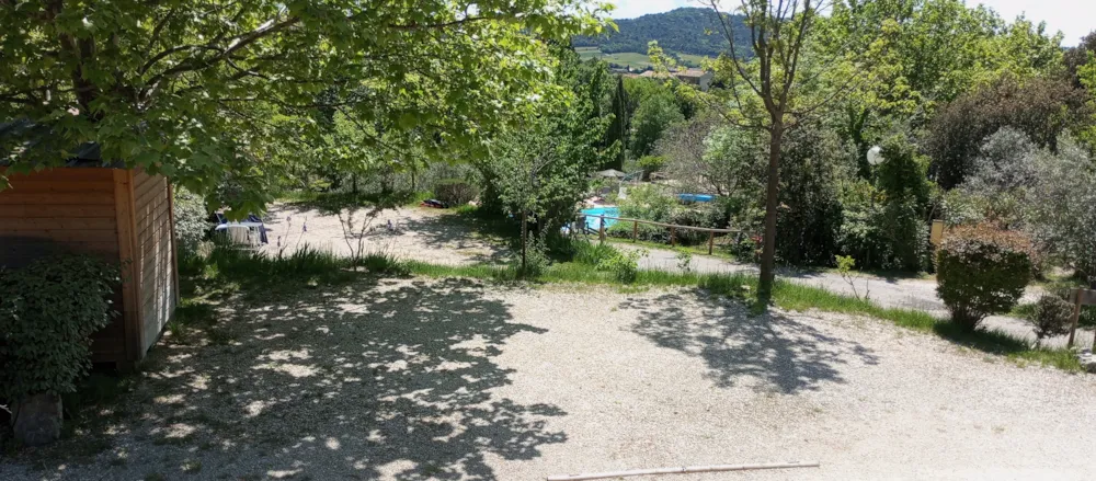 Kampeerplaats(en) - Emplacement N°6 + Voiture + Eau + Évacuation - Camping Les Terrasses Provençales