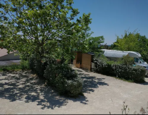 Stellplatz - Stellplatz "Signature" + Strom + Private Sanitäranlagen - image n°3 - Camping Les Terrasses Provençales