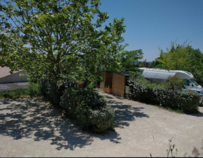 Signature" pitch + electricity + private sanitary facilities