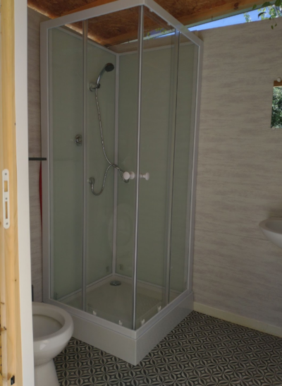 Signature" pitch + electricity + private sanitary facilities
