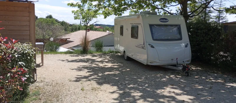 Emplacement "Signature" + Électricité + Sanitaire Privé