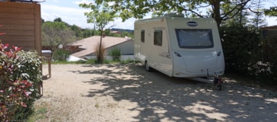 Signature" pitch + electricity + private sanitary facilities