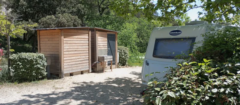 Emplacement "Signature" + Électricité + Sanitaire Privé