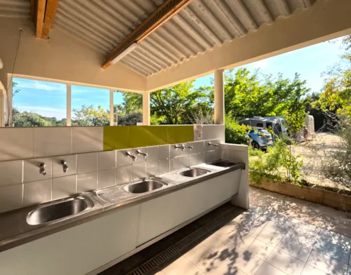 Pitch - Comfort" Pitch + Electricity - image n°7 - Camping Les Terrasses Provençales