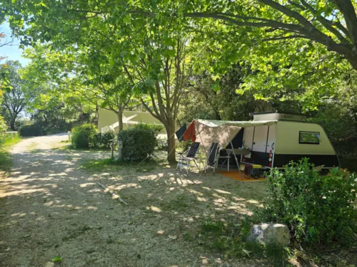 Pitch - Comfort" Pitch + Electricity - image n°3 - Camping Les Terrasses Provençales