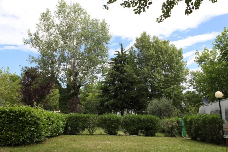 Emplacement A + Véhicule + Électricité 6A + Evacuation Eau 60 M²