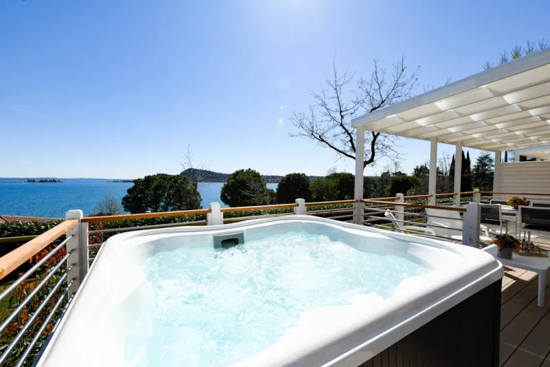 Maxicaravan Jacuzzi View
