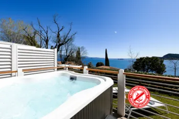 Mietunterkunft - Maxicaravan Jacuzzi View - Camping Villaggio Europa Silvella