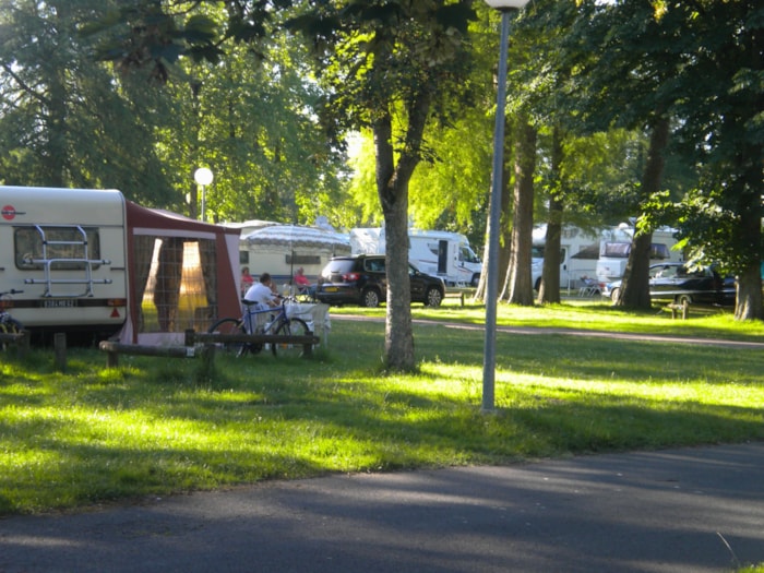 Emplacement : Voiture + Tente Ou Caravane Ou Camping-Car