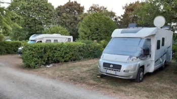 Stellplatz - Stellplatz Nature (Zelt, Wohnwagen, Wohnmobil / 1 Auto) - Flower Camping Les Terrasses de Dordogne
