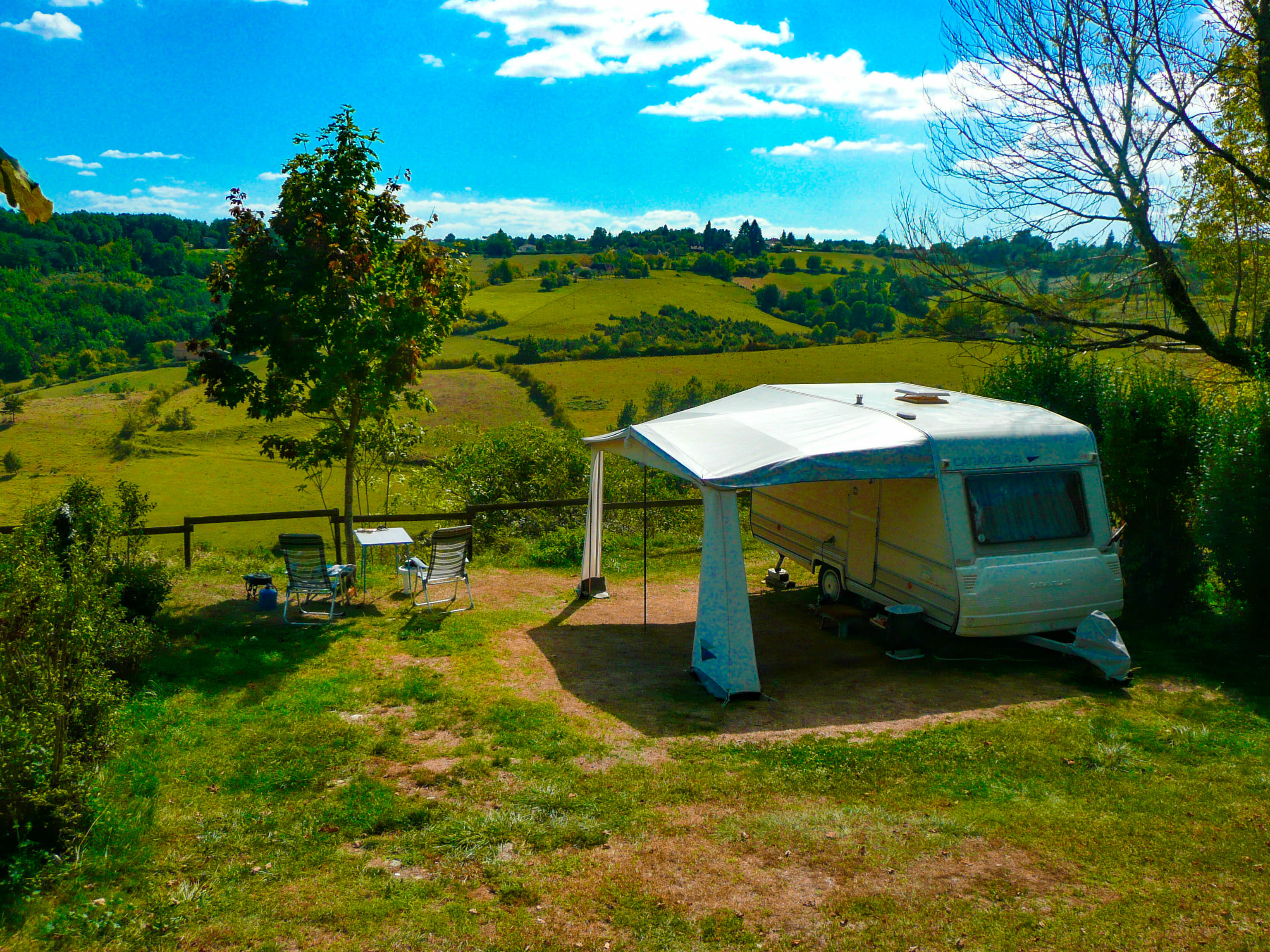 Pitch - Privilege Package - Sunny Pitch With Valley View (10A Electricity Included) - Flower Camping Les Terrasses de Dordogne