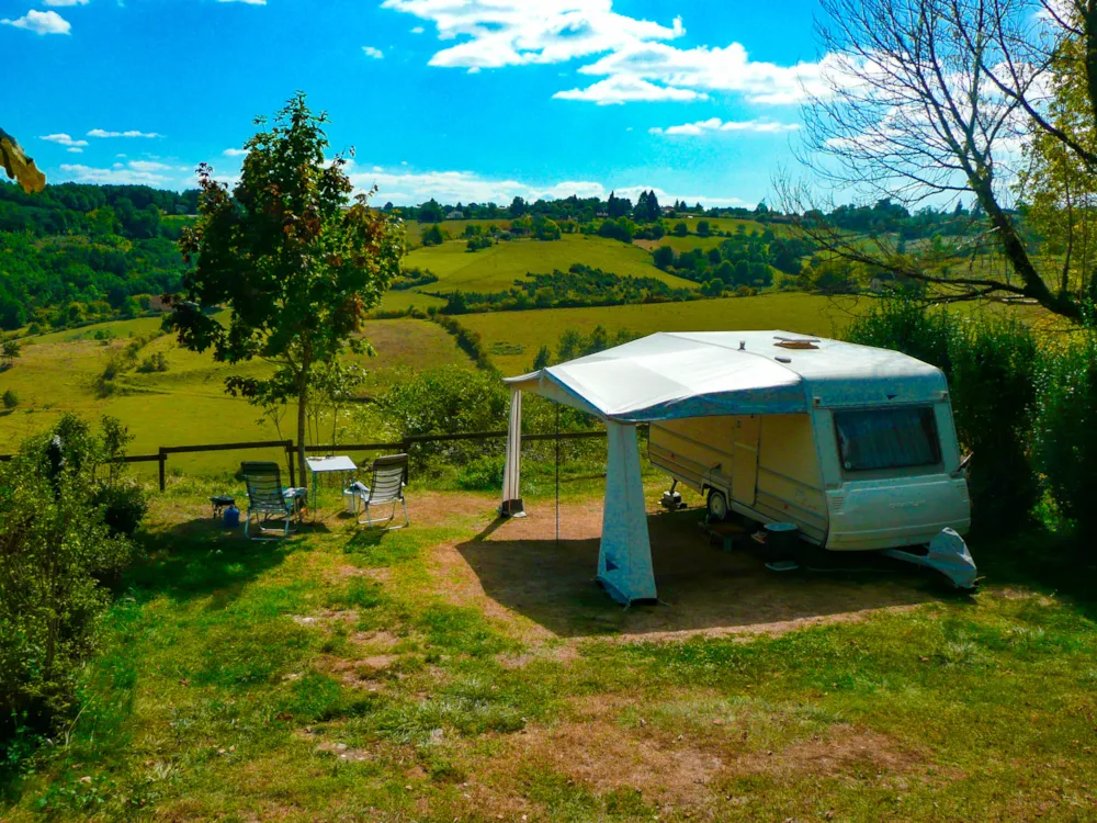Emplacement - Forfait Privilège Tout Équipement - Emplacement Ensoleillé Vue Vallée (Électricité 10A Inclus) 2/6 P - Flower Camping Les Terrasses de Dordogne