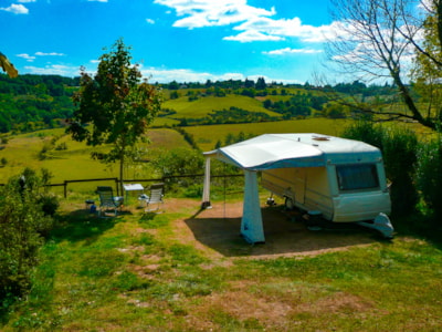 Privilege package all equipment - Sunny pitch with valley view (10A electricity included)