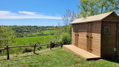 Pitch Premium Freecamp + electricity 10A equipped with a Freecamp