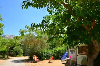 Stellplatz - Pauschalangebot Wohnwagen, Wohnmobil, Van, Strom 10A Inklusive - Camping Sainte-Victoire