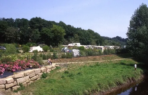 Stellplatz - Camping-Pauschale (Stellplatz, 2 Personen, 1 Fahrzeug) - Camping Onlycamp Les Deux Rives