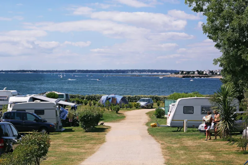 Camping Confort Plus (1 Tente, Caravane Ou Camping-Car / 1 Voiture / Électricité 10A / Eau)