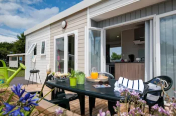 Mietunterkunft - Mobilheim Cottage « Declik 2Cio » 4P. 28M² - 2 Schlafzimmer – Fernsehen – Holzterrasse - Camping Homair - La Pommeraie de l'Océan