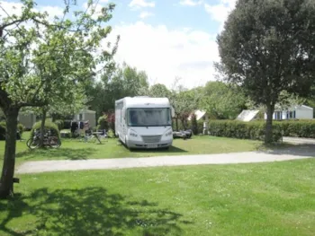 Stellplatz - Komfortstellplatz + Fahrzeug Mit Wasser- Und Abwasseranschluss (Strom Optional) - Camping La Vallée du Ninian