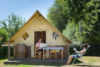 Mietunterkunft - Zelt Bois/Toile 'Fée Viviane' 2 Ch - Camping La Vallée du Ninian