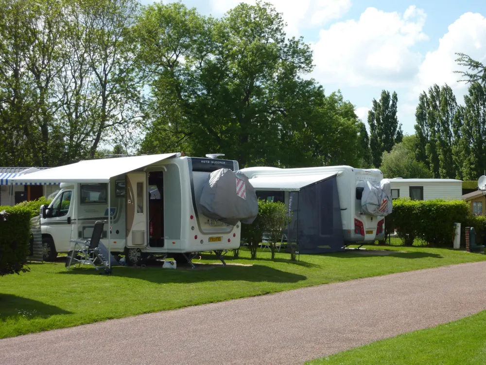 Pakket Maxi Confort : standplaats + 1 voertuig + tent/caravan of kampeerauto + elektriciteit 10A